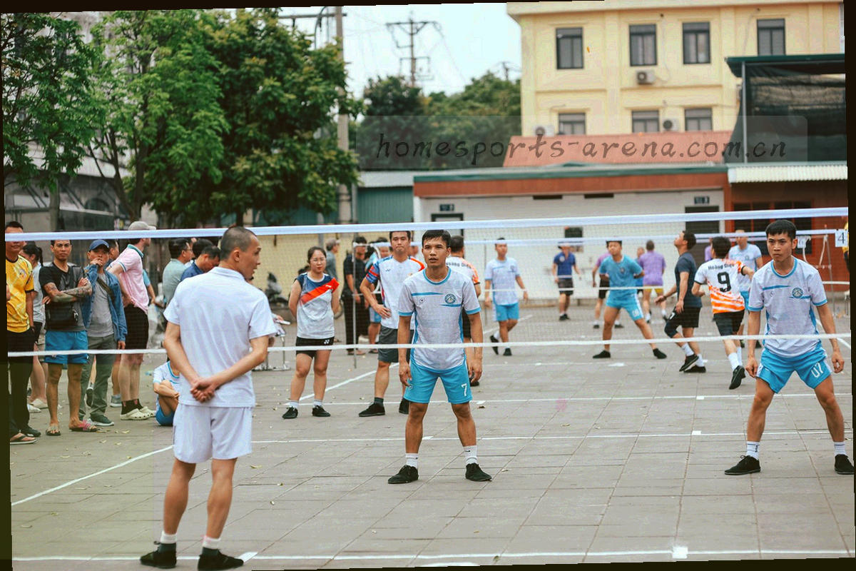 球员热身剪影，背光站立，场地线条隐约可见
